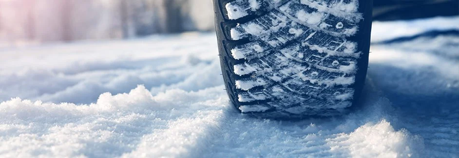 Autoreifen im Schnee